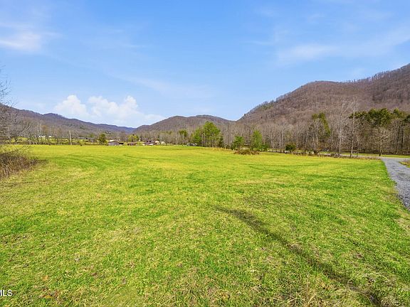 2nd image of 724 Dry Creek Rd