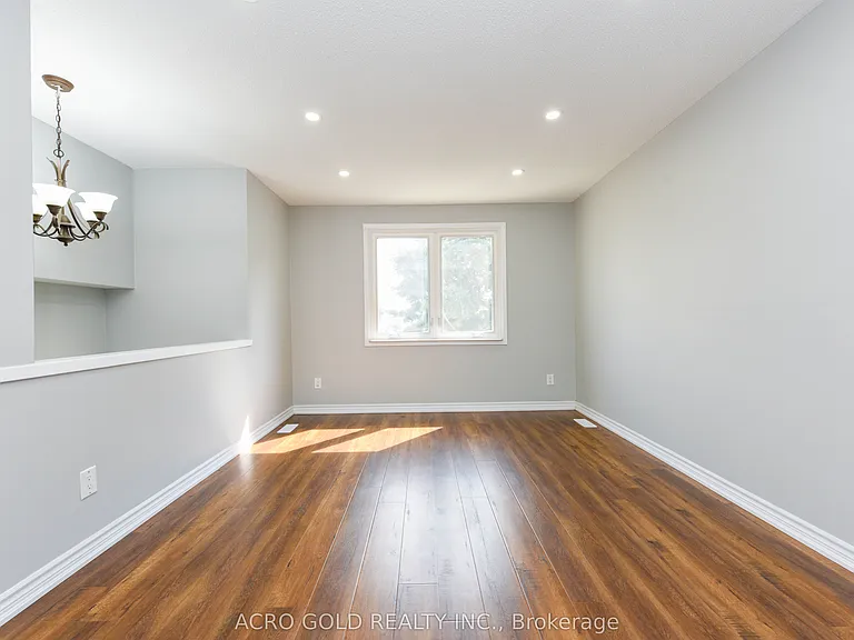 19 Hoskins Sq — Photo 20