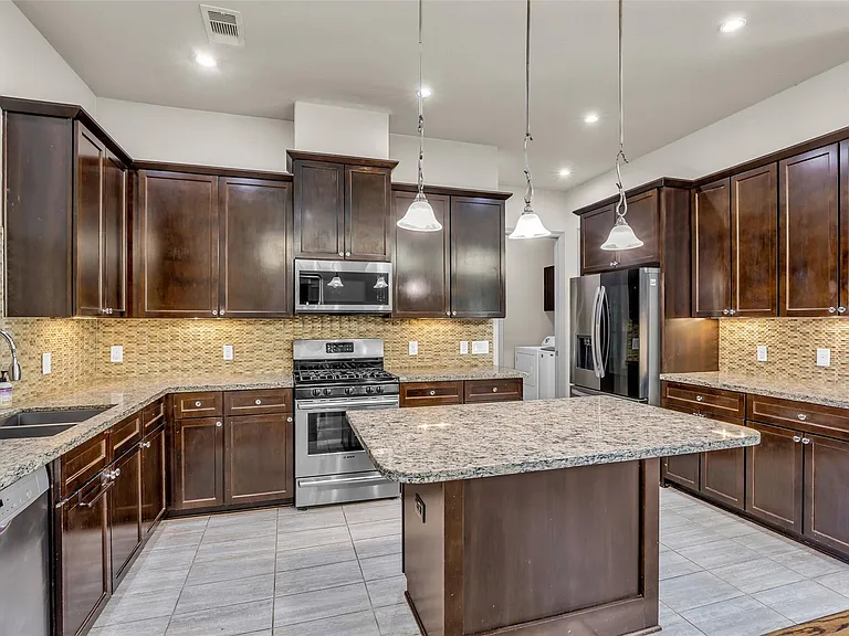 1535 Woodbend Park W — Photo 17