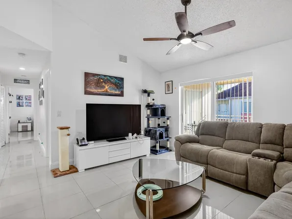 18840 NW 57th Avenue #302, Hialeah, FL 33015