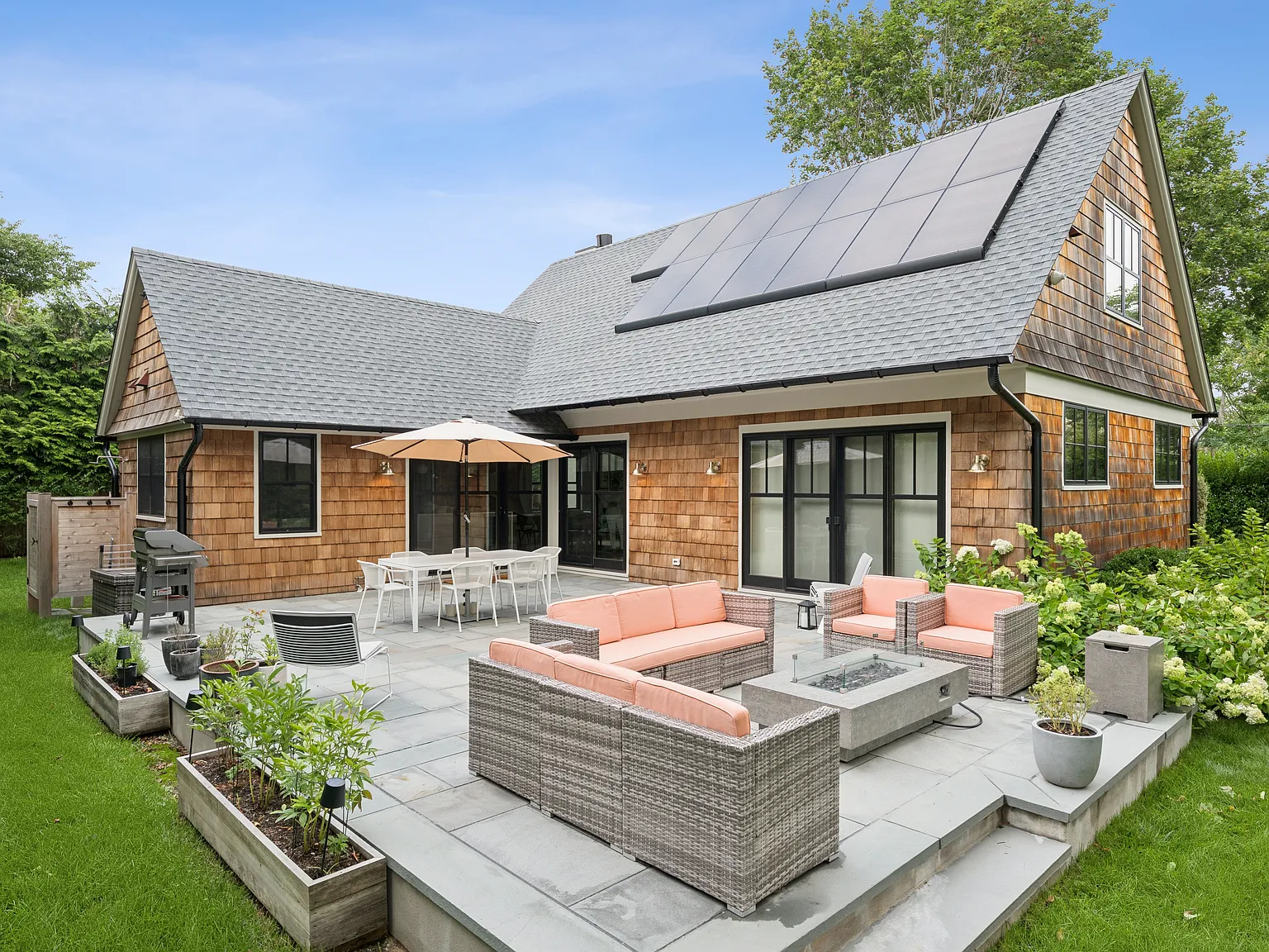 Effortless Living Close to East Hampton VIllage — Photo 1