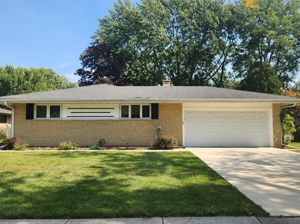 211 N Stevenson Ln, Mount Prospect, IL 60056