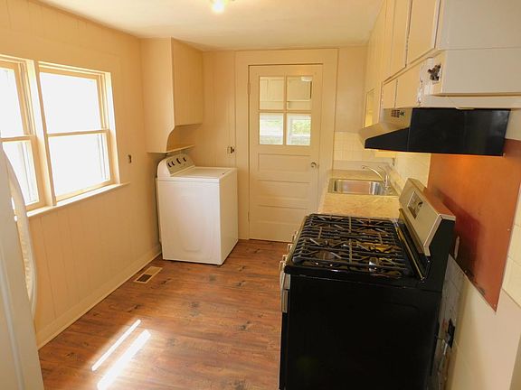 5th image of 1020 W Holly St