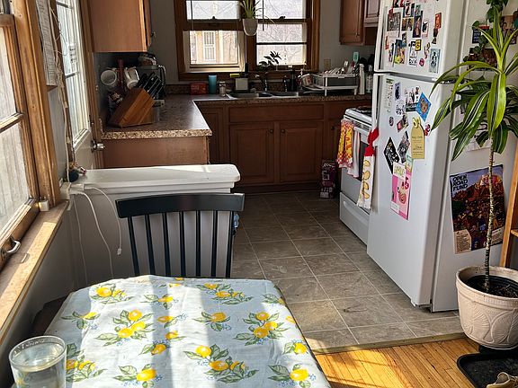 eat-in kitchen.