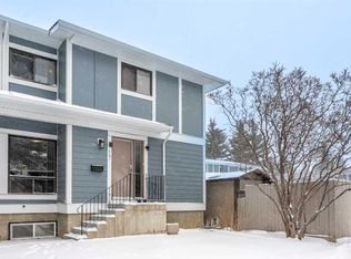 2210 W Oakmoor Dr SW #17, Calgary, AB T2V4R4