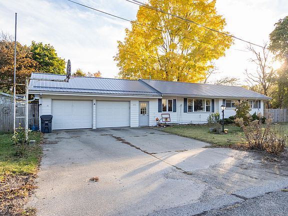 5th image of 402 Durkee St