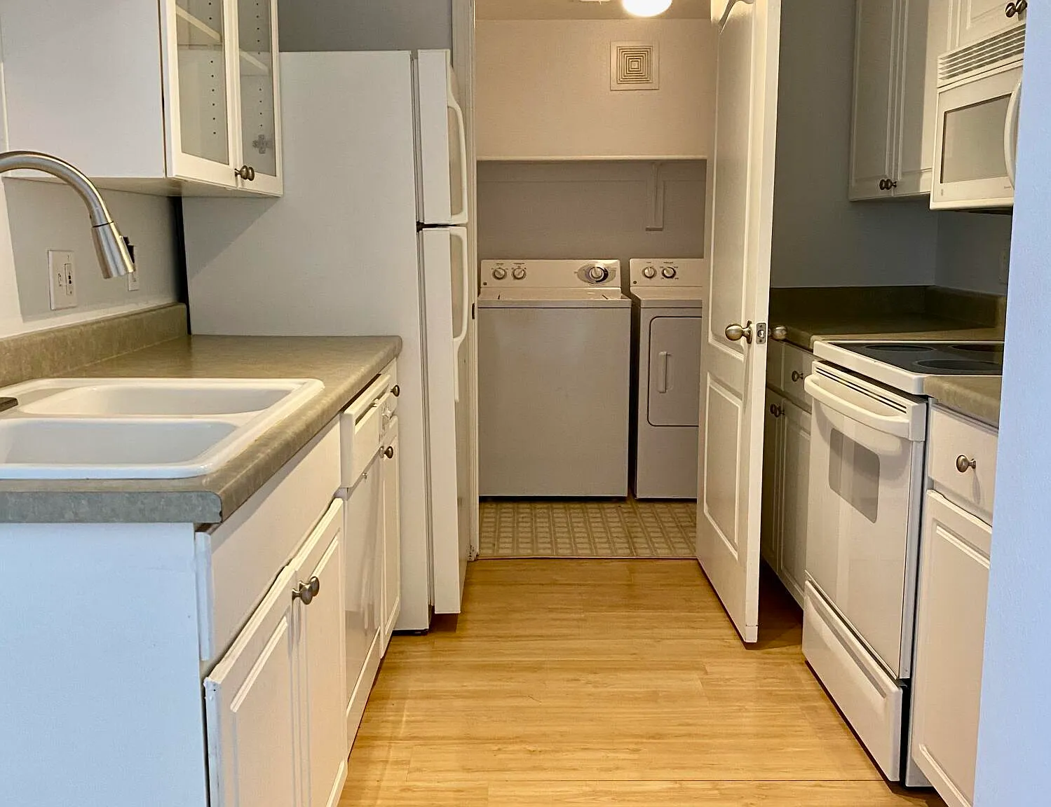 1 bed, 1.5 bath, 942 sqft, $1,650 — Photo 3
