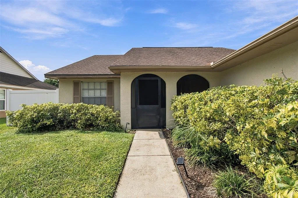 3 bed, 2.0 bath, 1481 sqft, $2,700 — Photo 2