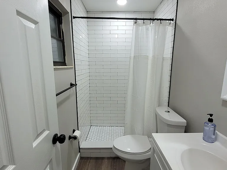 NE 11th Pl — Photo 6