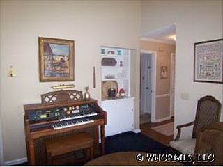 4th image of 1002 Red Oak Dr