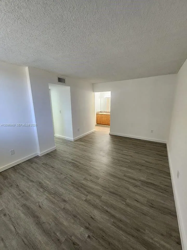 Pineside No 2 Condo — Photo 1