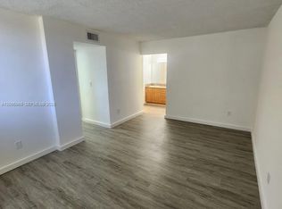 8889 N Fontainebleau Blvd #211, Miami, FL 33172