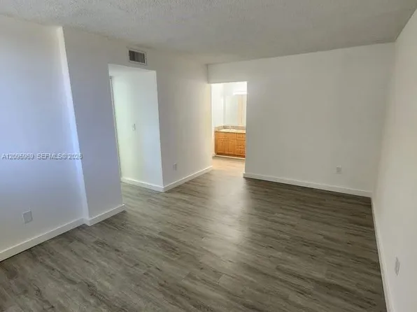 8889 N Fontainebleau Blvd #211, Miami, FL 33172