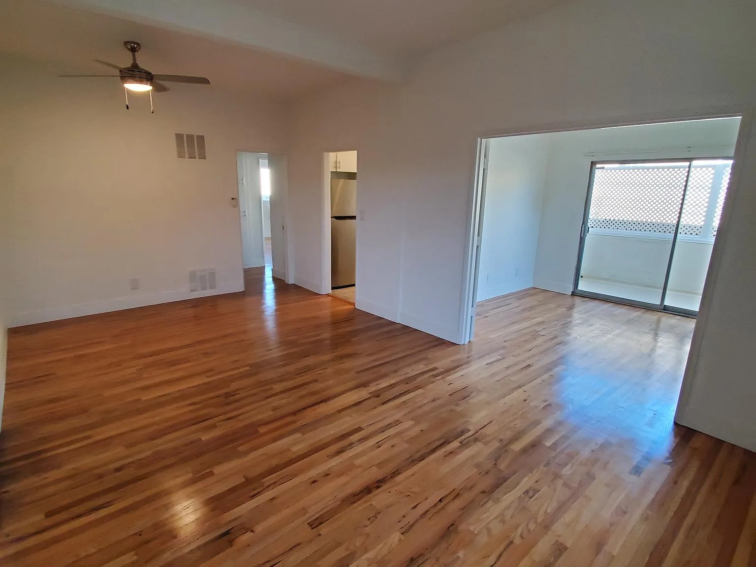 3 bed, 1100 sqft, $3,600 — Photo 2