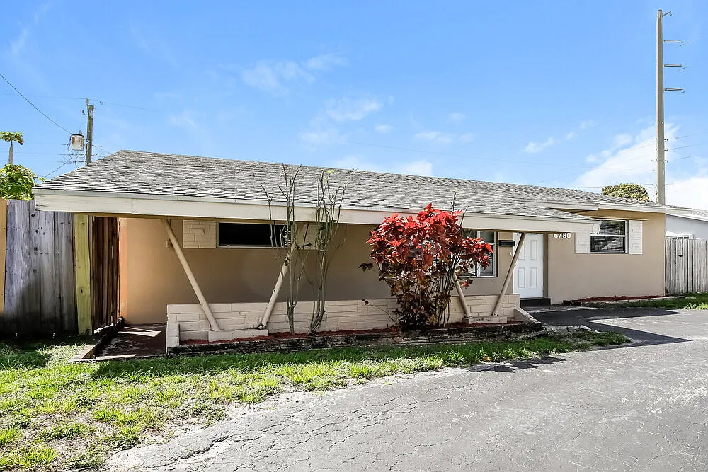 3 bed, 2.0 bath, 1279 sqft, $4,350 — Photo 3