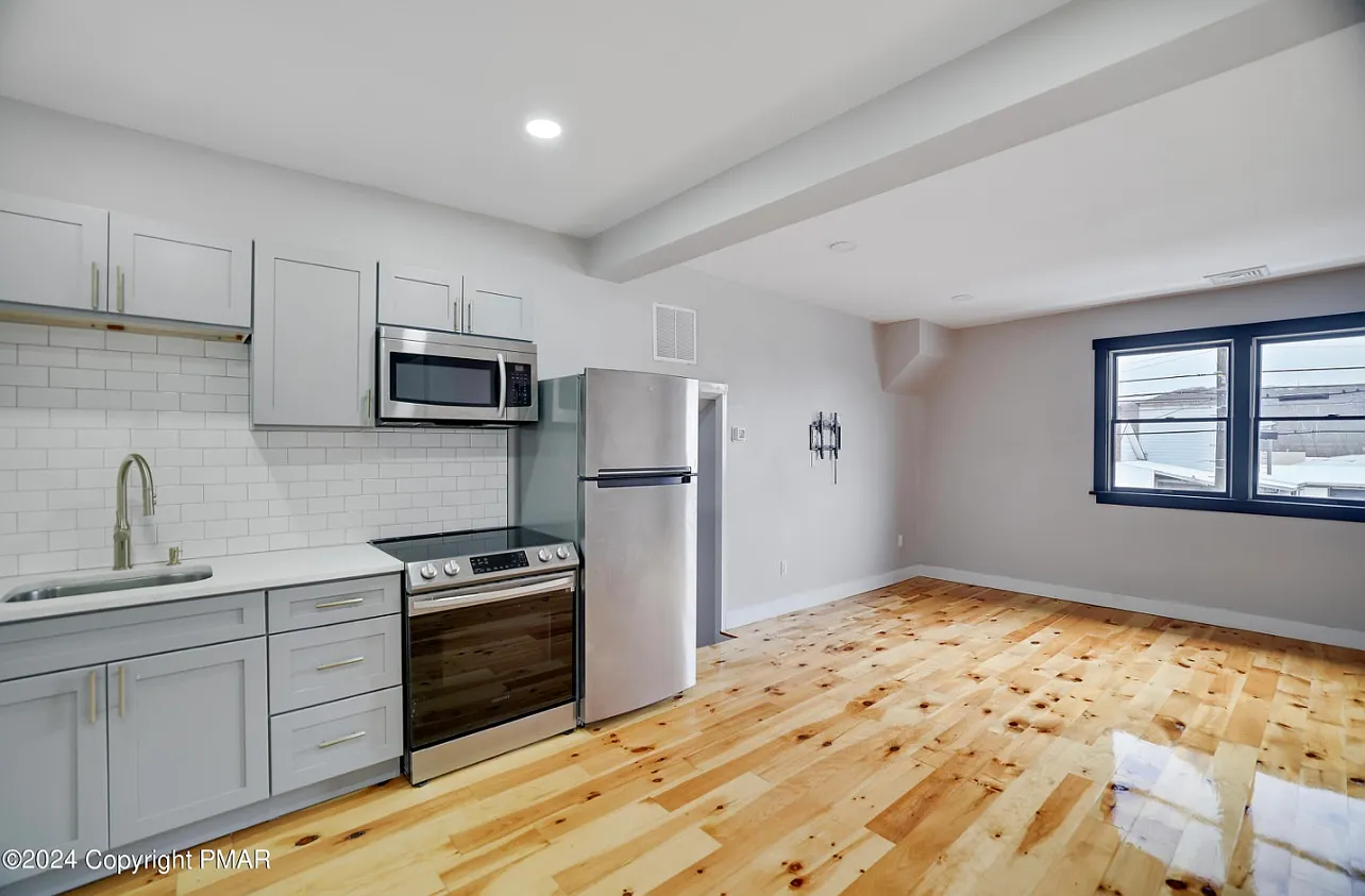 3 bed, 1144 sqft, $2,200 — Photo 2