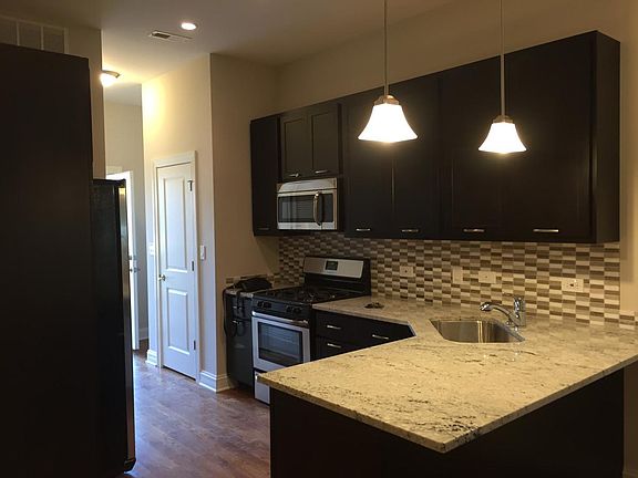 4th image of 2309 N Leavitt St #1