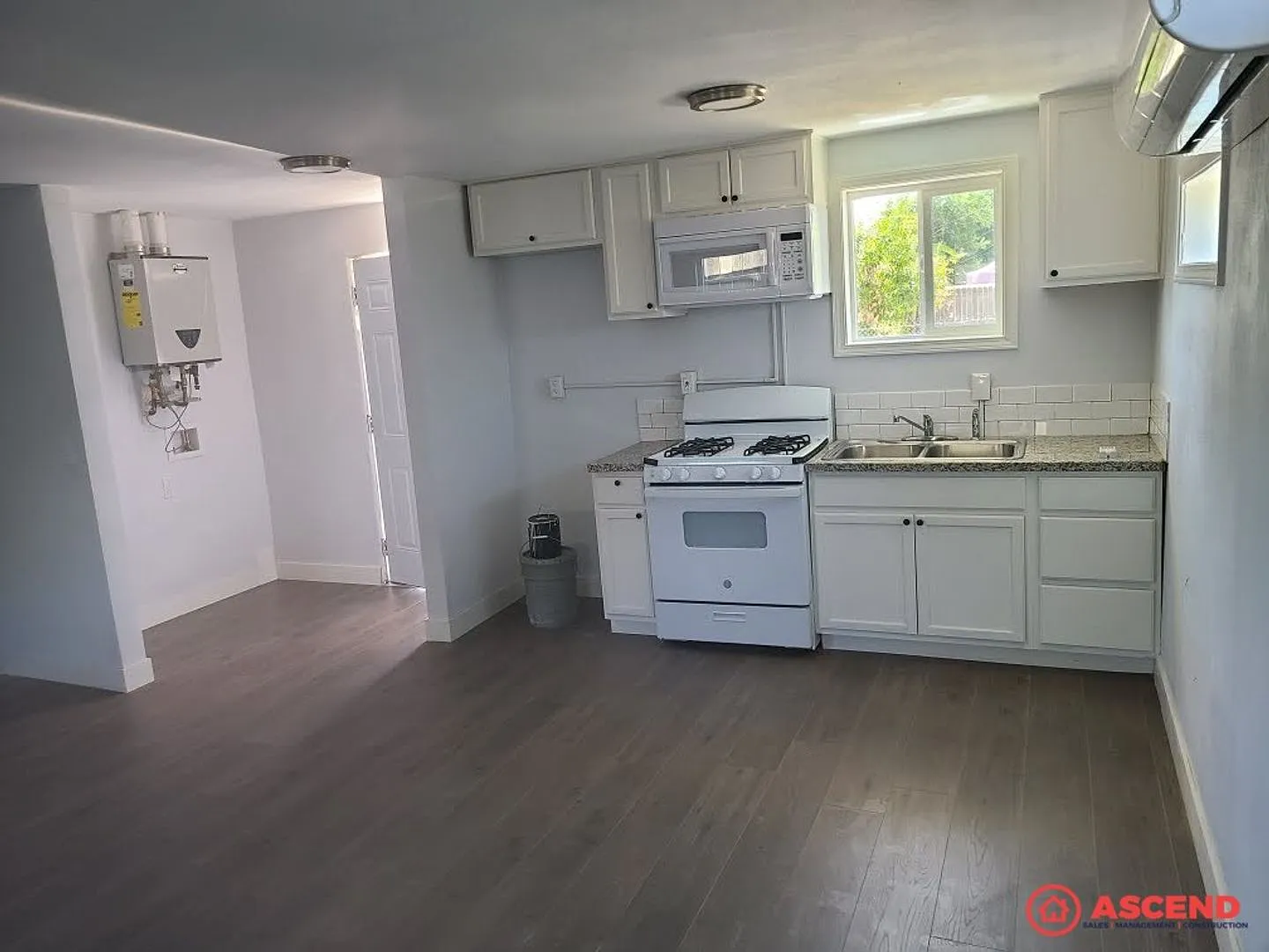 Charming 2-Bedroom Residence in the Heart of North Bakersfield — Photo 2