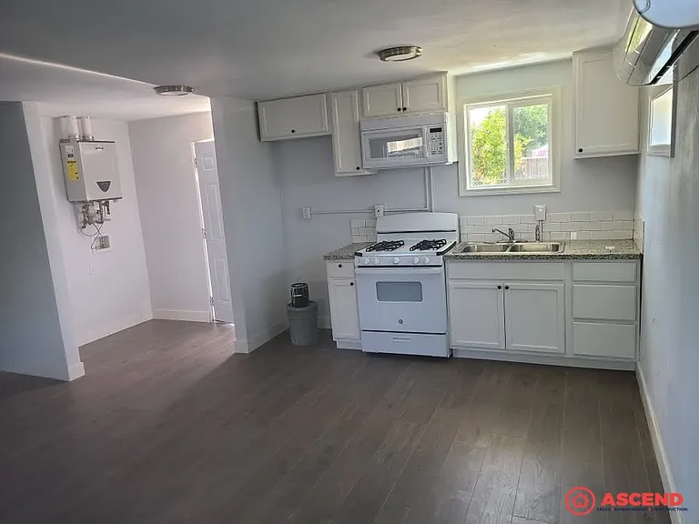 236 Francis St — Photo 2