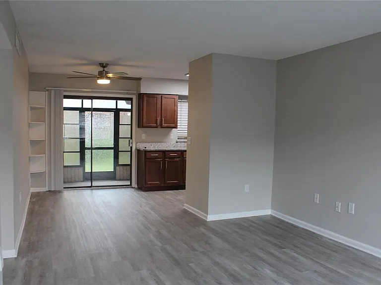1920 E Edgewood Dr #D9 — Photo 3