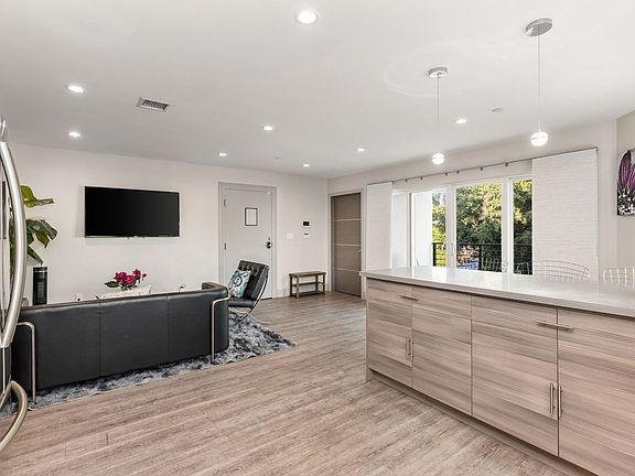 3rd image of 1303 N Citrus Ave #1301