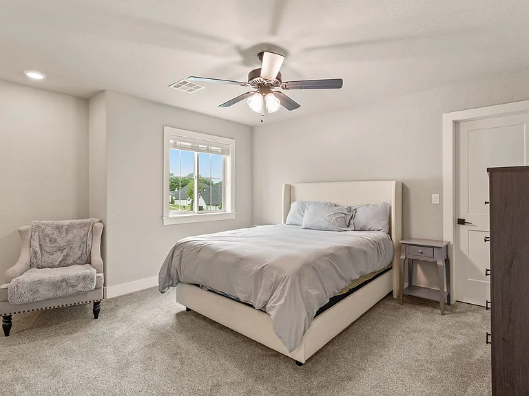 Upstairs guest bedroom 2