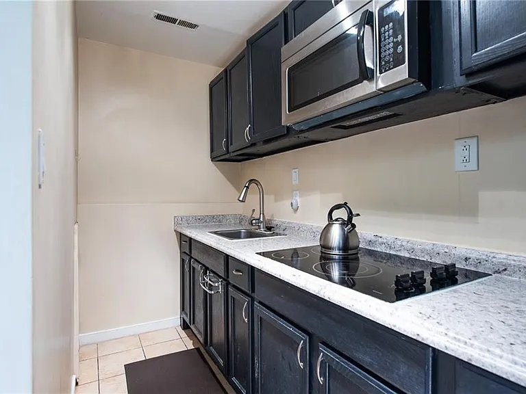 512 W Marshall St #C — Photo 2