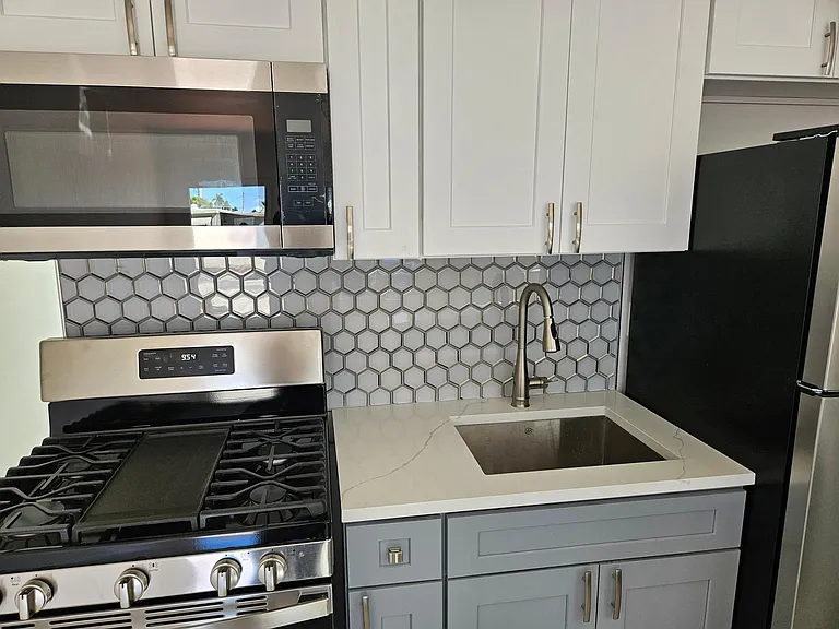 306 NE 6th St #2 — Photo 5