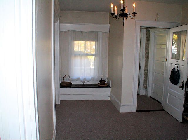 1st..foyer w/built in window seat ...