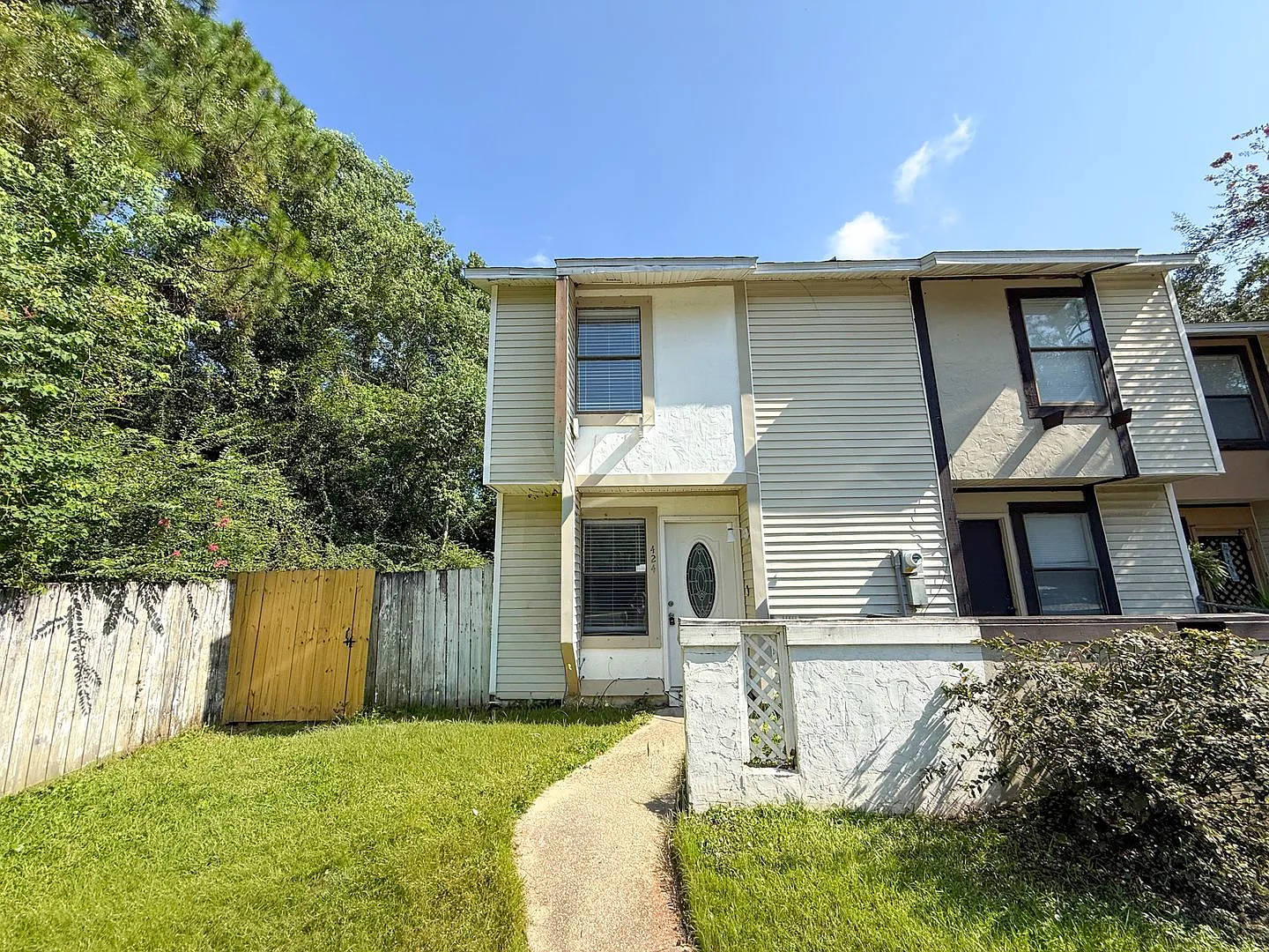Pet Friendly & Remodeled 2 bedroom 1.5 bath townhouse available for rent! — Photo 1