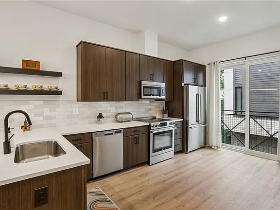 4th image of 2199 Lenox Rd NE #11
