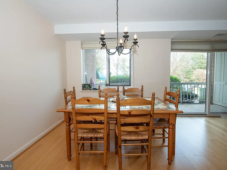 1637 Oakwood Dr #S122 — Photo 4
