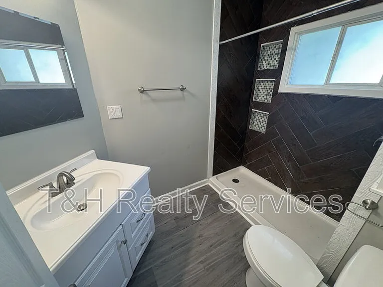 413 W Franklin St — Photo 19