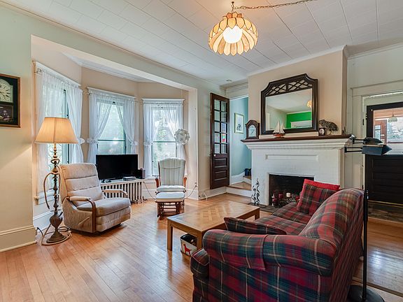 3rd image of 739 W Larabee St