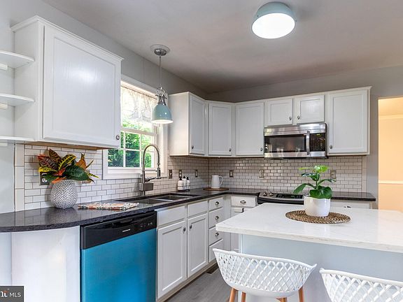 3rd image of 776 Tanager Dr