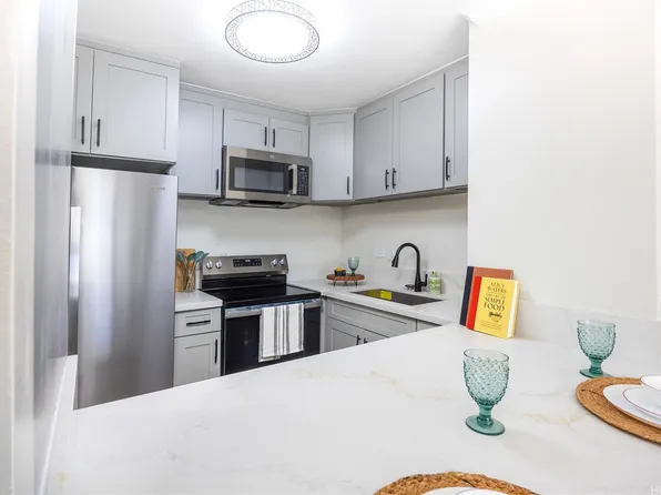731 Amana St APT 904, Honolulu, HI 96814
