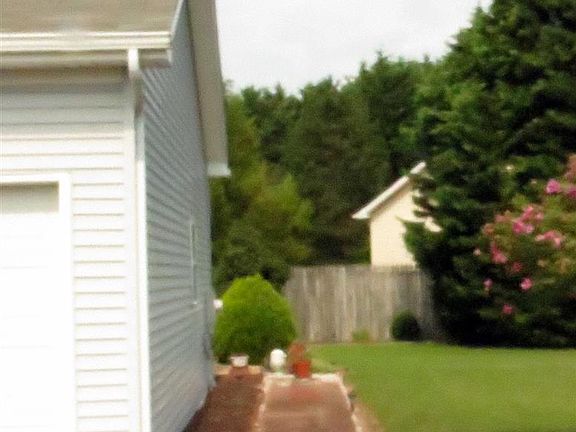 3rd image of 402 Yorkshire Ct