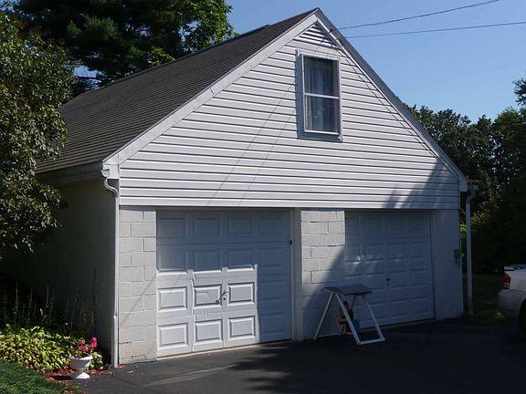 Oversized 1 1/2 Story Heated 2 Story Garage