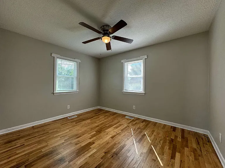 405 Laura Ct — Photo 8