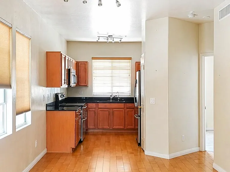 105 W Commerce Ct — Photo 9