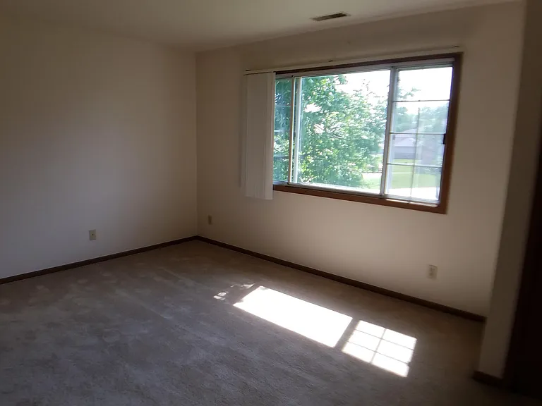 W171S7576 Lannon Dr — Photo 4