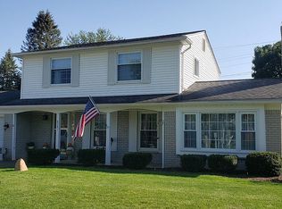 8281 Fox Bay Dr, White Lake, MI 48386