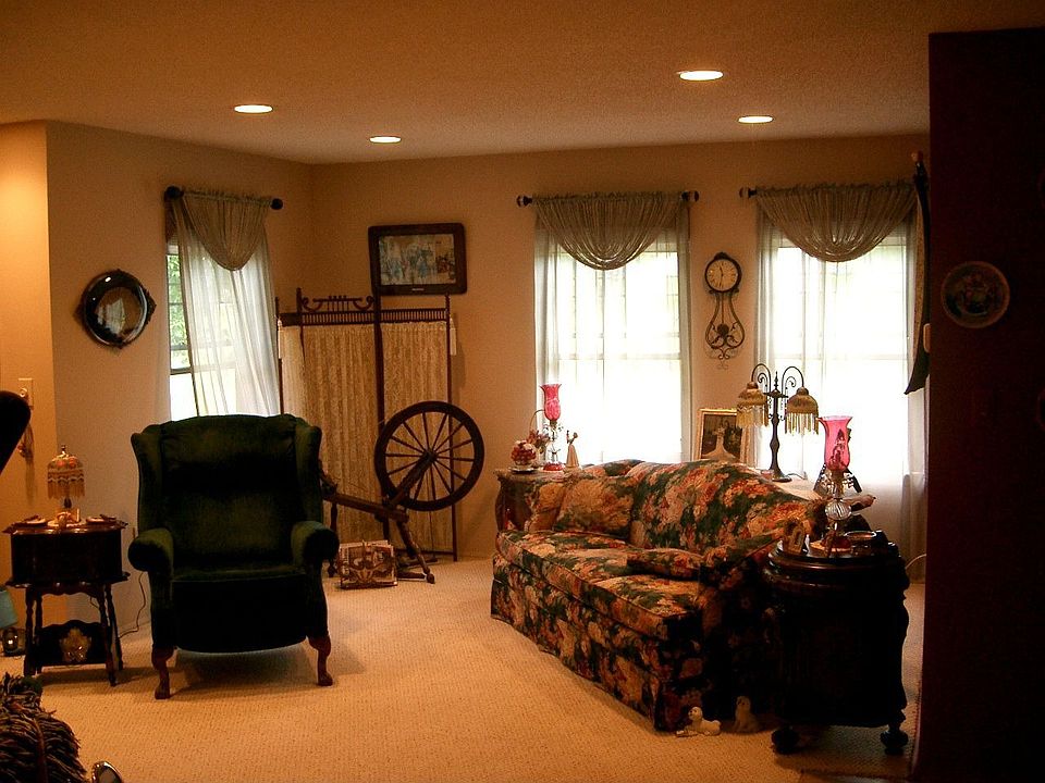 2nd image of 179 Wycoff Way W