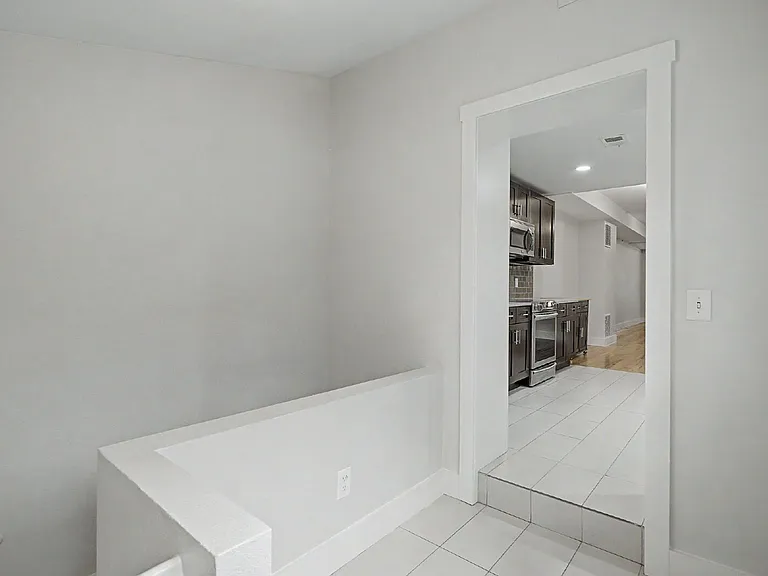 1230 N Logan St — Photo 25