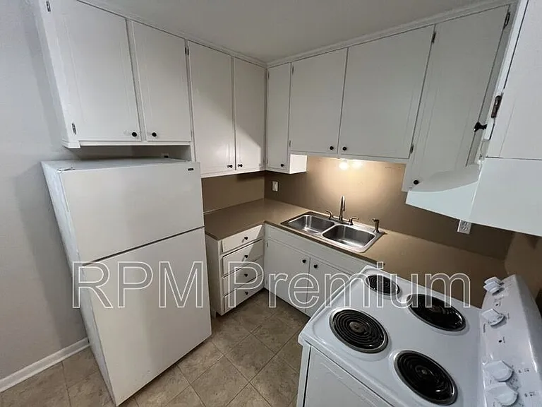 4133 Lee St #17 — Photo 8