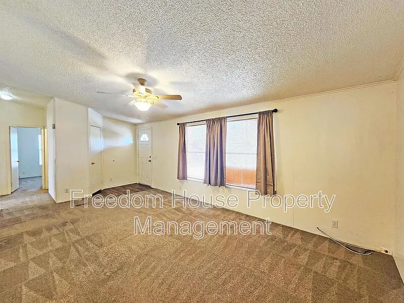 3 bed, 2.0 bath, 1234 sqft, $1,441 — Photo 3