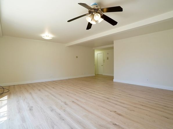 3 Longwood Dr #104, Andover, MA 01810