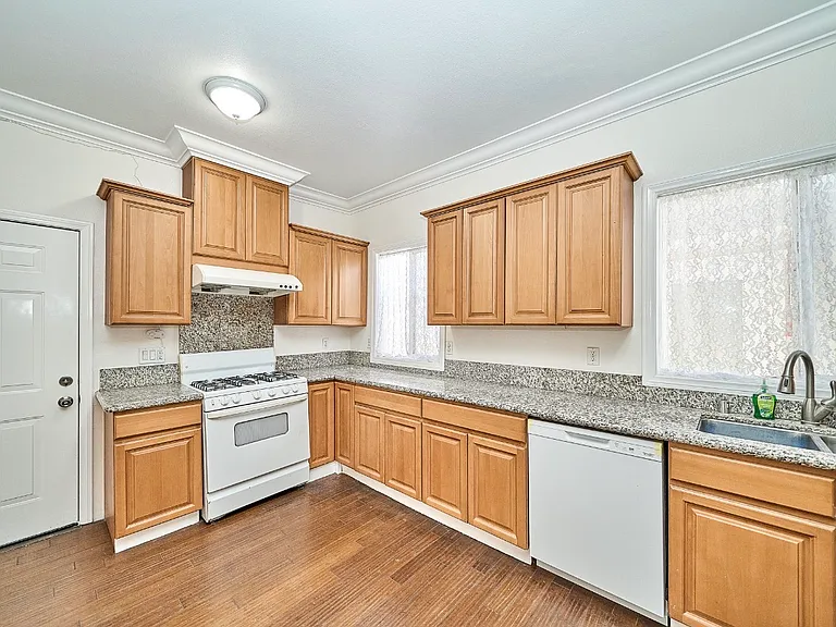 3326 Barnes Ave — Photo 4