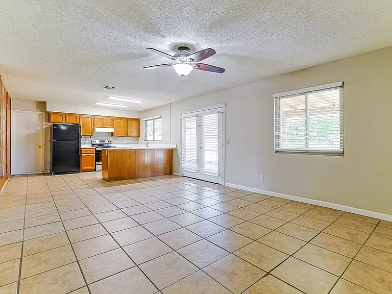 562 W Highland St — Photo 4