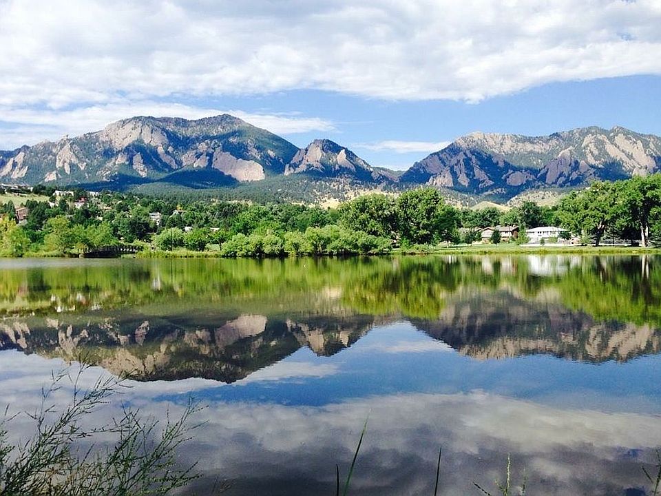 Viele Lake across street